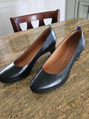 Classic Black Leather Mid-Heel Pumps
